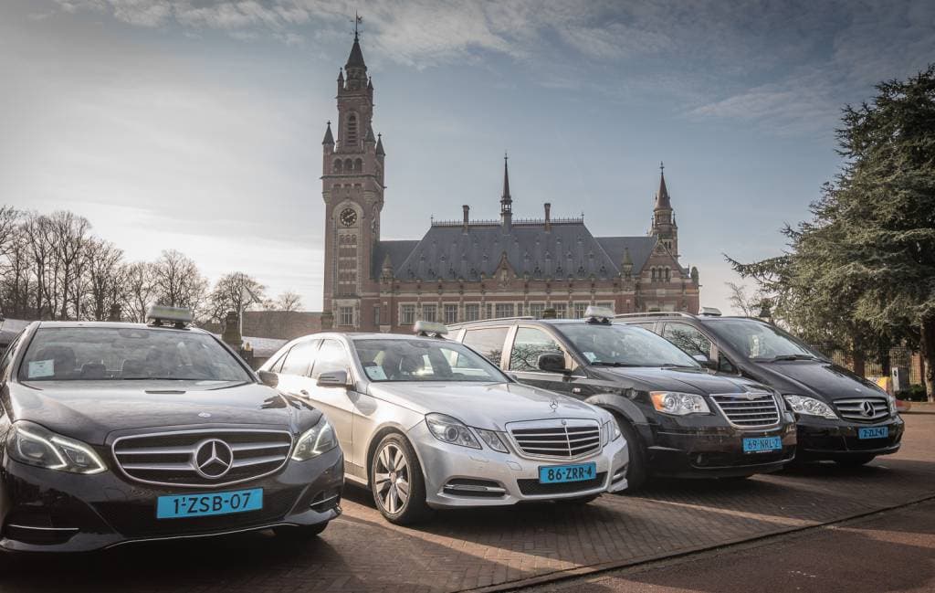 Taxi's van JJS Travel & Care klaar voor vertrek